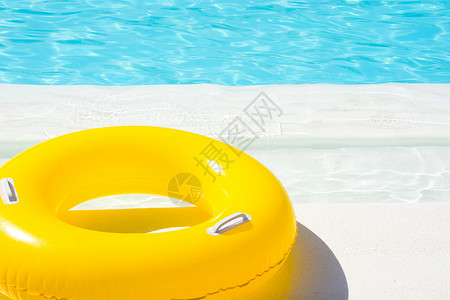 黄色游泳池漂浮环飘在清新图片