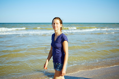 女孩在海边的海图片
