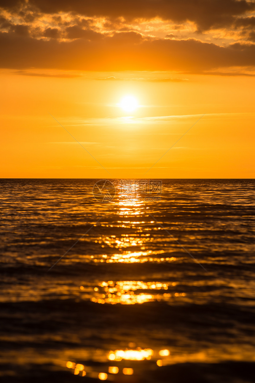 海边的橙色和戏剧化的日图片