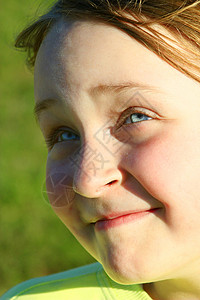 漂亮的脸蛋和蓝眼睛的小眯眼女孩的肖像图片