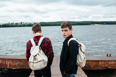 两个年轻人站在码头上其中一个人转图片