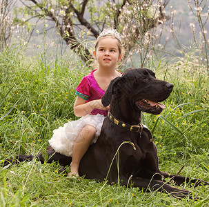 年轻的女孩在绿色的自然田野里穿着化装图片