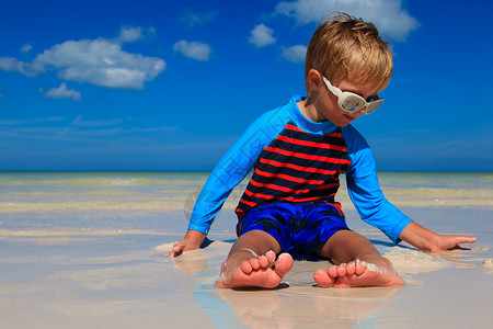 小男孩在夏日沙滩上玩耍的脚图片