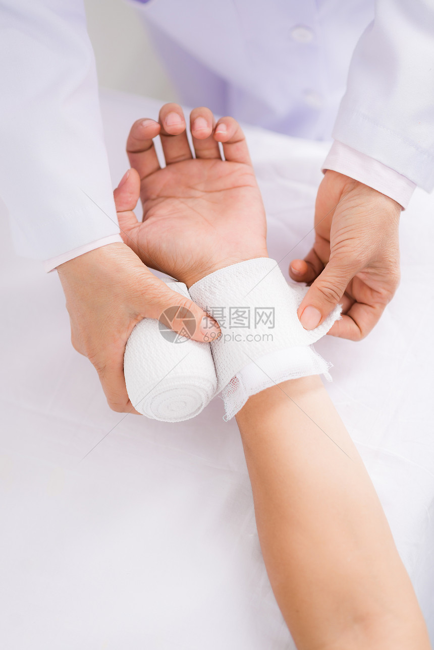 护士为手腕脱臼的病人做绷带图片