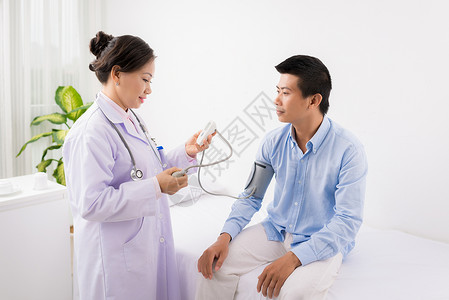 使用电子眼压计检查患者血压的亚洲医生图片