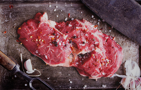 Ribeye牛排配有调味料肉斧图片