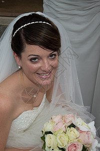 美丽可爱的新娘幸福美满图片