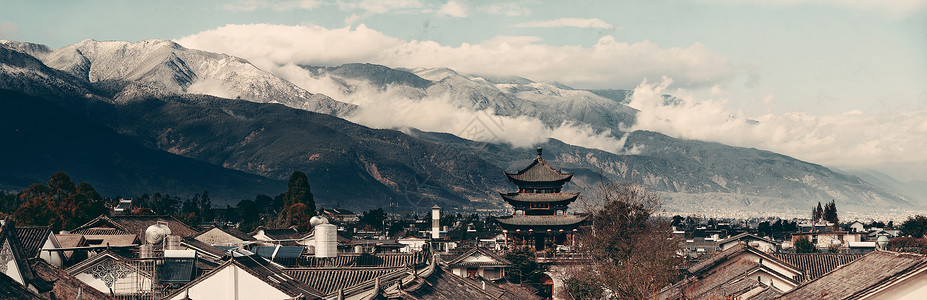 大理古城屋顶景观与多云的苍山云南图片