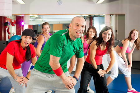 健身在体育馆进行Zumba训练或舞蹈图片