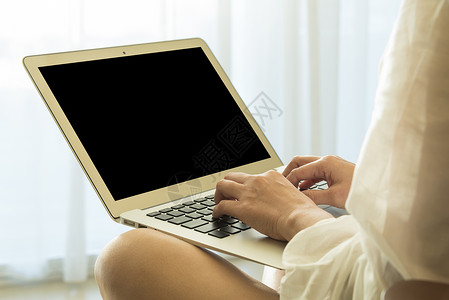 年轻女在家里使用笔记本电脑技术理念自由职业理念商业理念网上购物理念图片