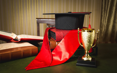 毕业帽子红丝带和金杯的特辑图片