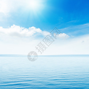 海上蓝色云彩中的太阳图片