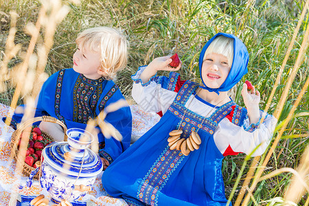 穿着俄罗斯传统服饰的俄罗斯儿童图片