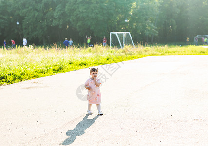 快乐的小女孩在公园散步图片