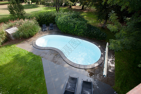 豪华别墅的游泳池图片