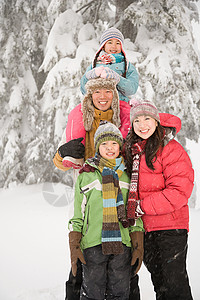 白雪皑的森林里的一家人背景图片