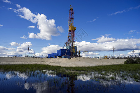 西伯利亚夏季的石油生产图片