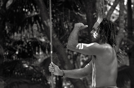 贝滕甘Yugambeh土著勇士男子在澳大利背景