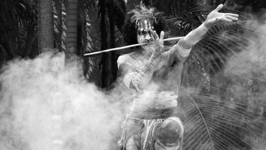 Yugambeh土著战士在澳大利亚昆士兰州土著文化展期间背景