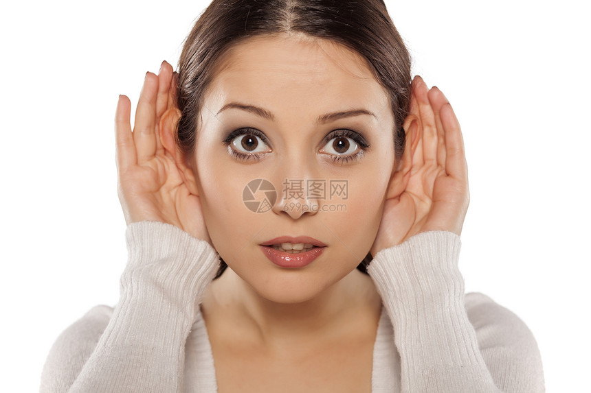 女青年用双手仔细地倾听她的耳图片