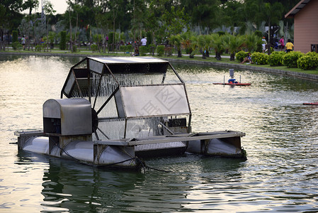 游乐园池塘中的水轮机曝气图片