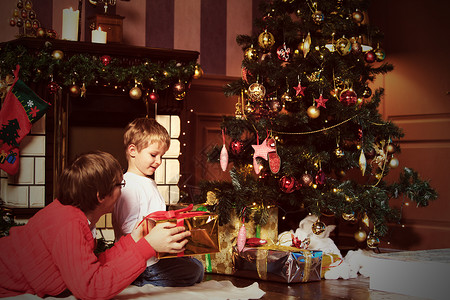 父亲和儿子在家圣诞节时送礼物图片