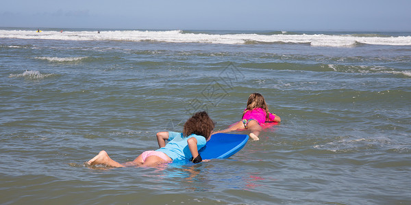 夏天在海上冲浪的女孩图片