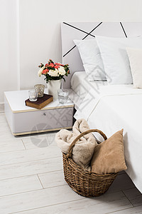 里面有白色卧室床上的新床单舒适的家图片