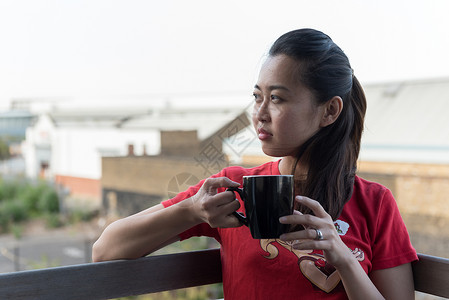 年轻的亚洲女饮咖啡杯图片