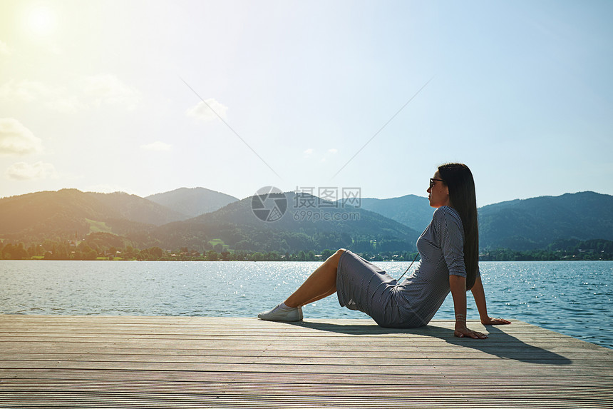 年轻女士在休眠和美景图片