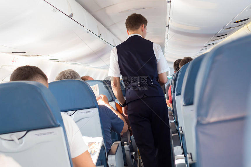 国内飞机的乘客坐在座位上乘务员图片