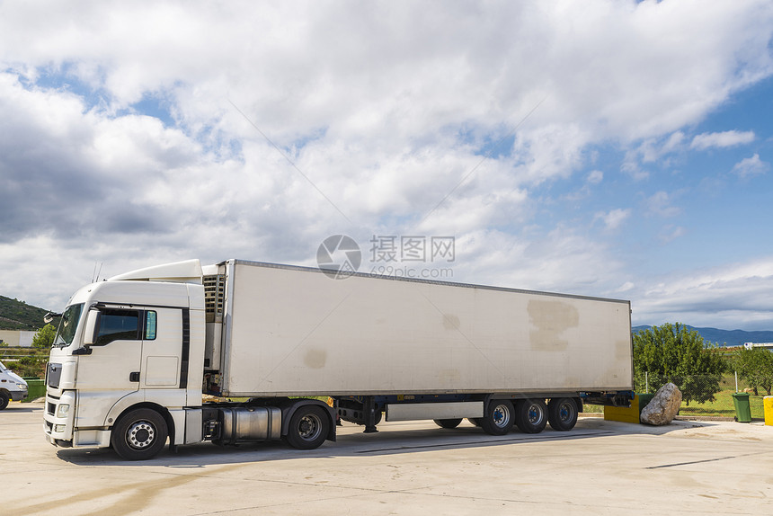 白色卡车装有冷藏货物停在西班牙图片