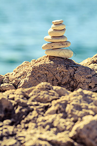 石头在复古海滩上保持平衡图片