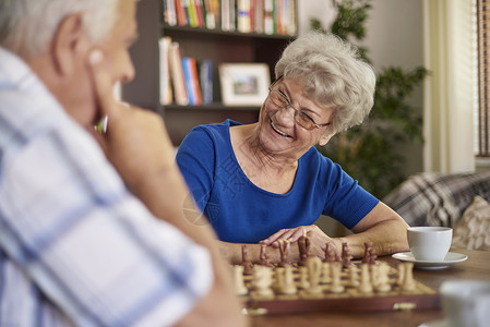 老年夫妇下棋是一种很好的放松方式图片