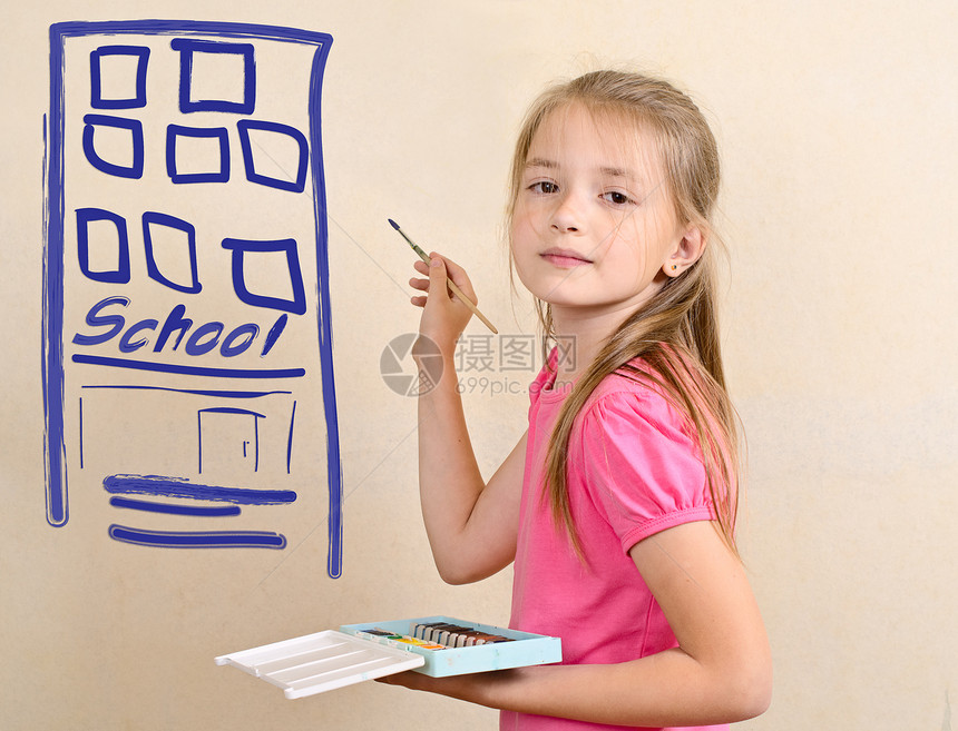 9岁女孩穿粉红色T恤衫画着一堵浅厚的墙学校图片