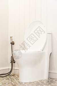 浴室里的白色马桶座图片