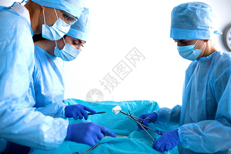 执行手术的医疗队在手术室工作的外科医生图片