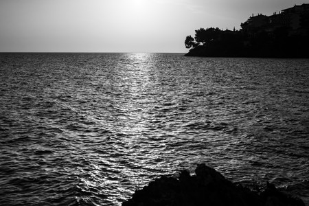 海上黑白日落图片