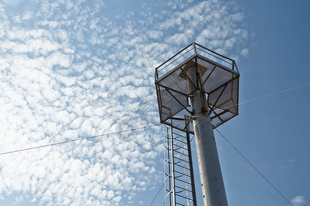 临时电缆上带有观光平台的观察塔台图片