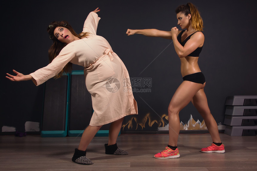 与肥胖妇女斗争的运动女孩同款图片