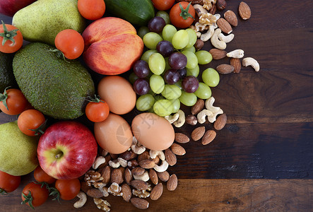 健康饮食与新鲜水果苹果梨鳄梨葡萄鸡蛋坚果西红柿在质图片