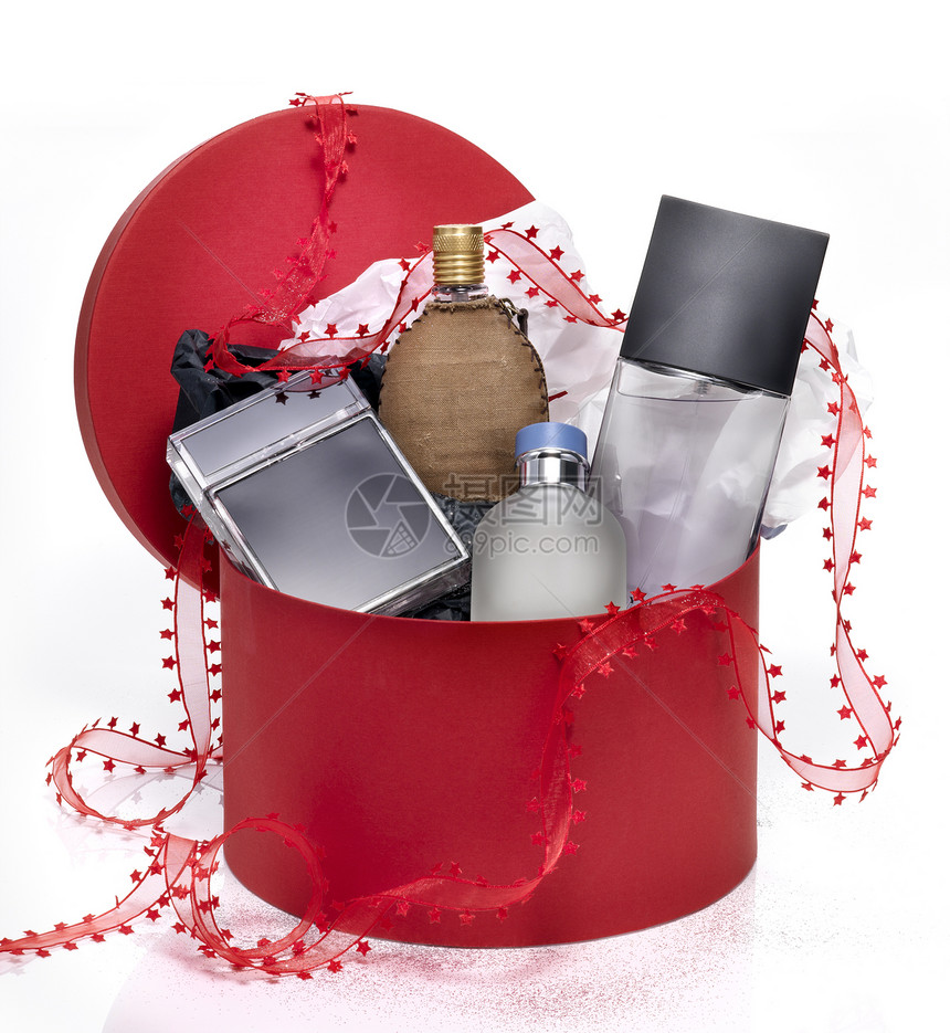 男士香水装入红色节日礼盒图片
