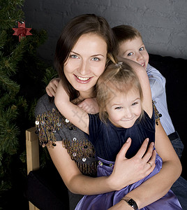 在圣诞节树上幸福的家庭坐在家图片