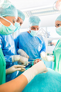 医院手术室的手术团队或诊所的Op对病人进行手术图片