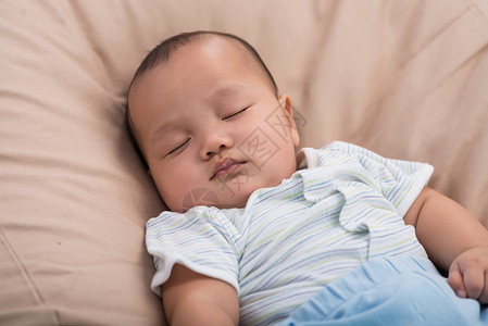 可爱的越南新生婴儿睡着了背景图片