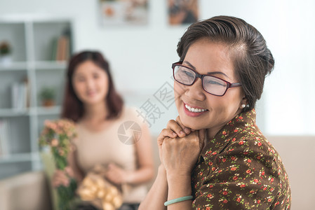 快乐的老太已经准备好接受孙女送的生日礼物了背景图片