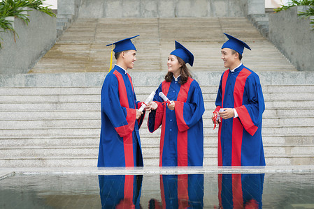 越南毕业生在大学建设前讲话的越南大学生图片