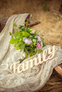 木牌FAMILY与鲜花的特写图片