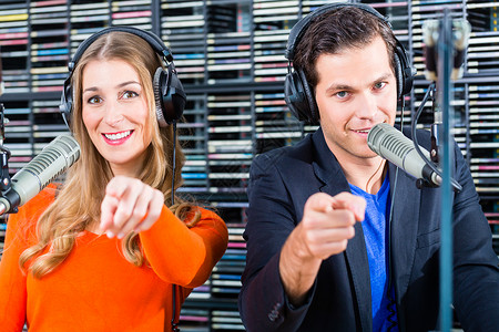 主持人或主持人男人和女人在电台主持节目的电台图片