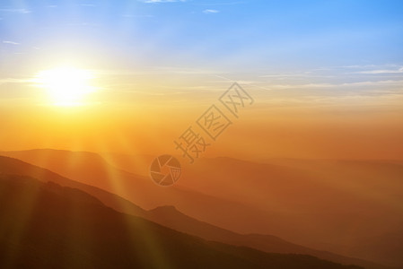 山上美丽的日落多彩的风景与太阳图片